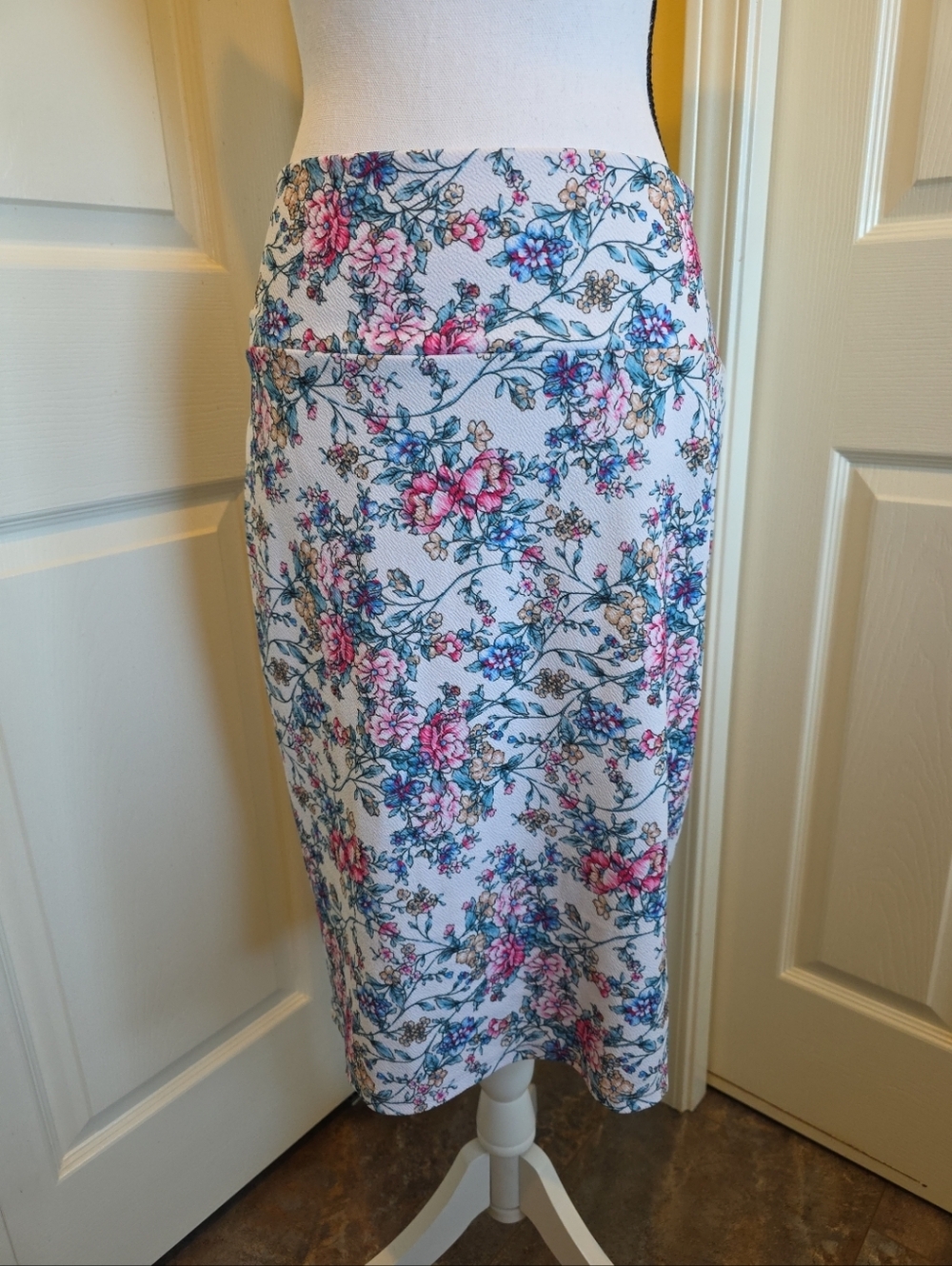 LULAROE MULTICOLORED FLORAL SKIRT, SIZE L